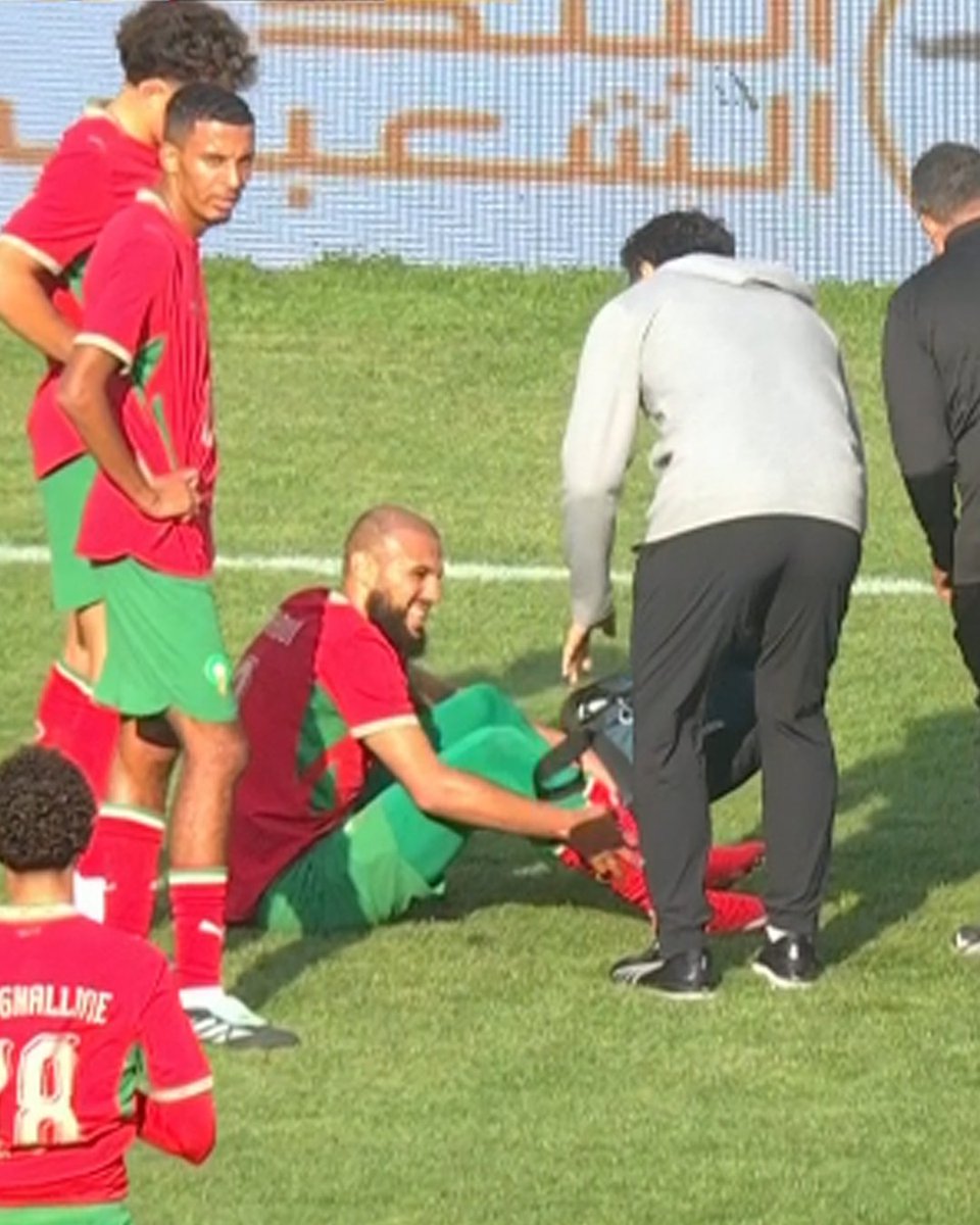Mazraoui se lesiona y es sustituido en el partido contra Marruecos