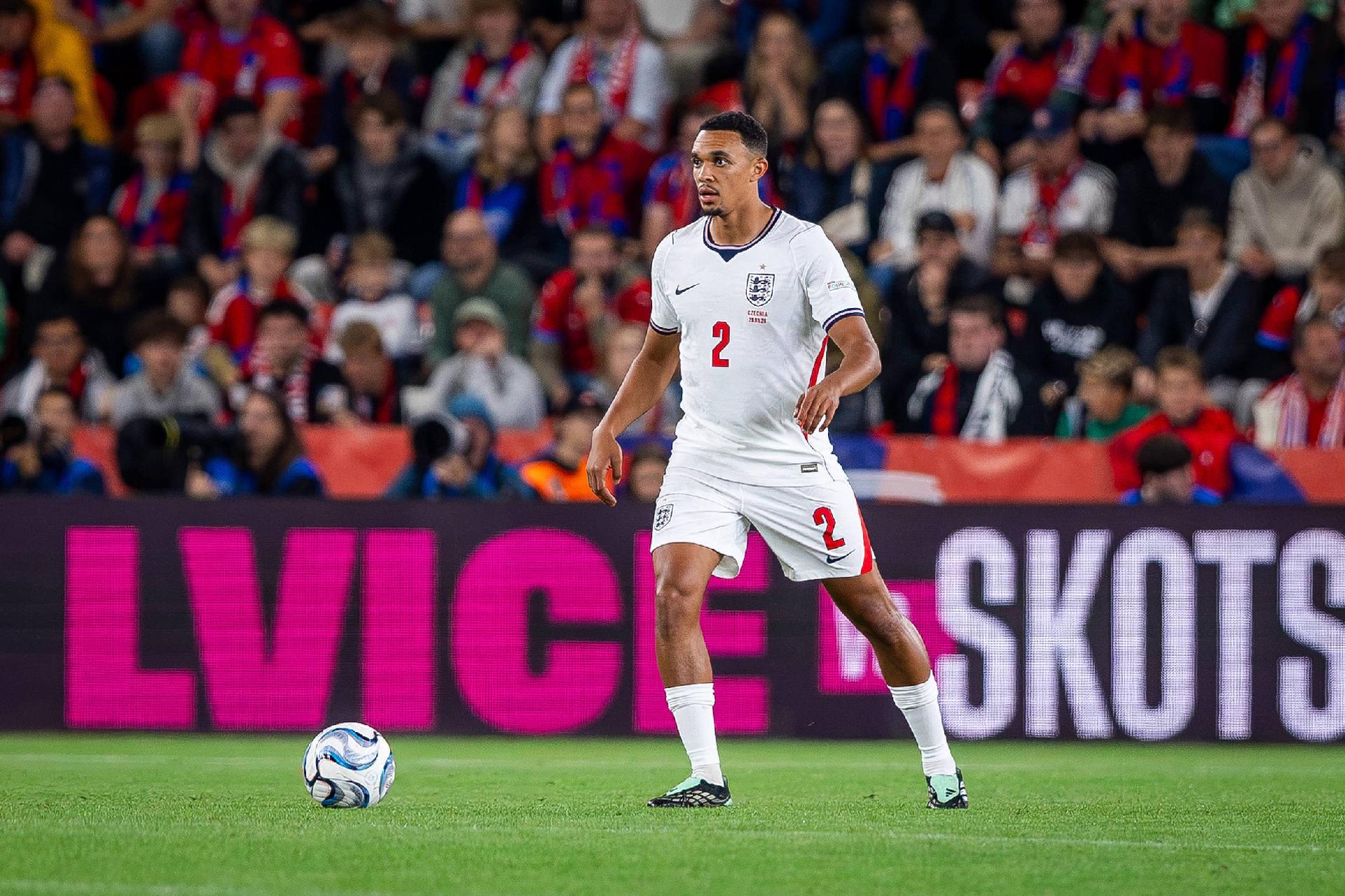 Centre du pied droit enroulé caractéristique, Alexander-Arnold délivre une passe décisive pour l'Angleterre après deux ans