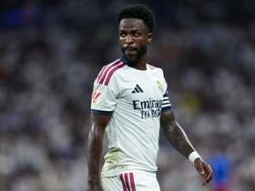 But refusé, tirage de cheveux et carton rouge…la séquence lunaire de Vinicius Jr contre Villarreal
