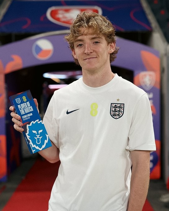 Gordon anotó el primer gol y fue elegido Mejor Jugador en la victoria de Inglaterra sobre República Checa
