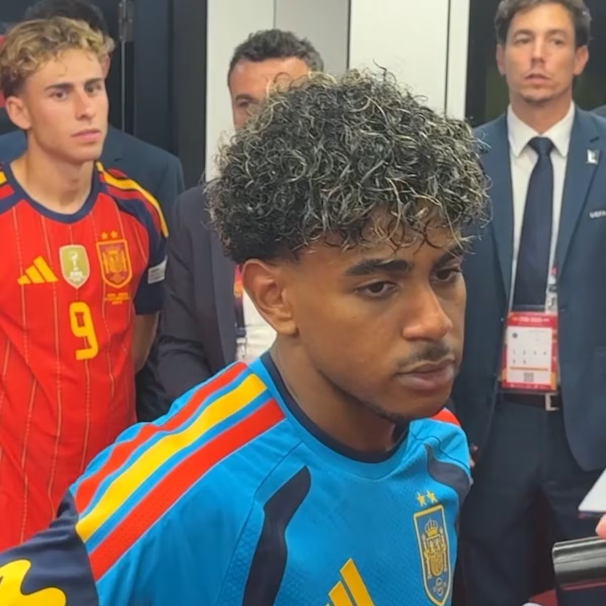 La reacción de Fermín detrás de Lamine cuando responde a si está más cerca del Balón de Oro