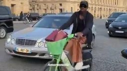 Media francesi: Dembélé perde una borsa mentre va in bicicletta a Parigi, Upamecano quasi cade