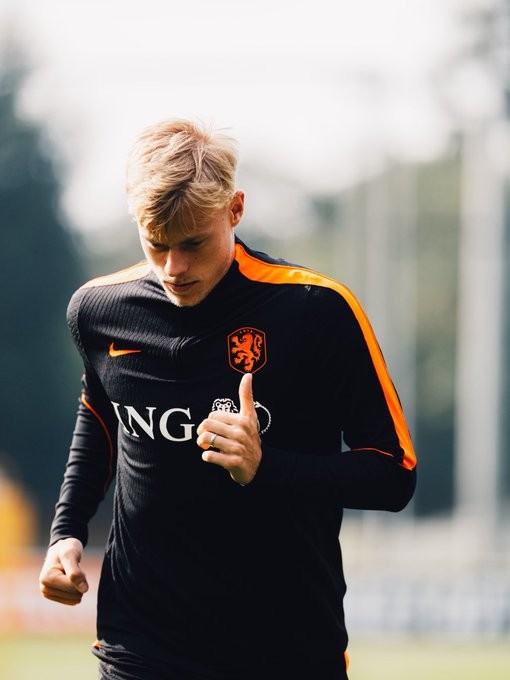 Oficial: Van de Ven se retira de la selección de Holanda por lesión sufrida contra Serbia y regresa al Tottenham