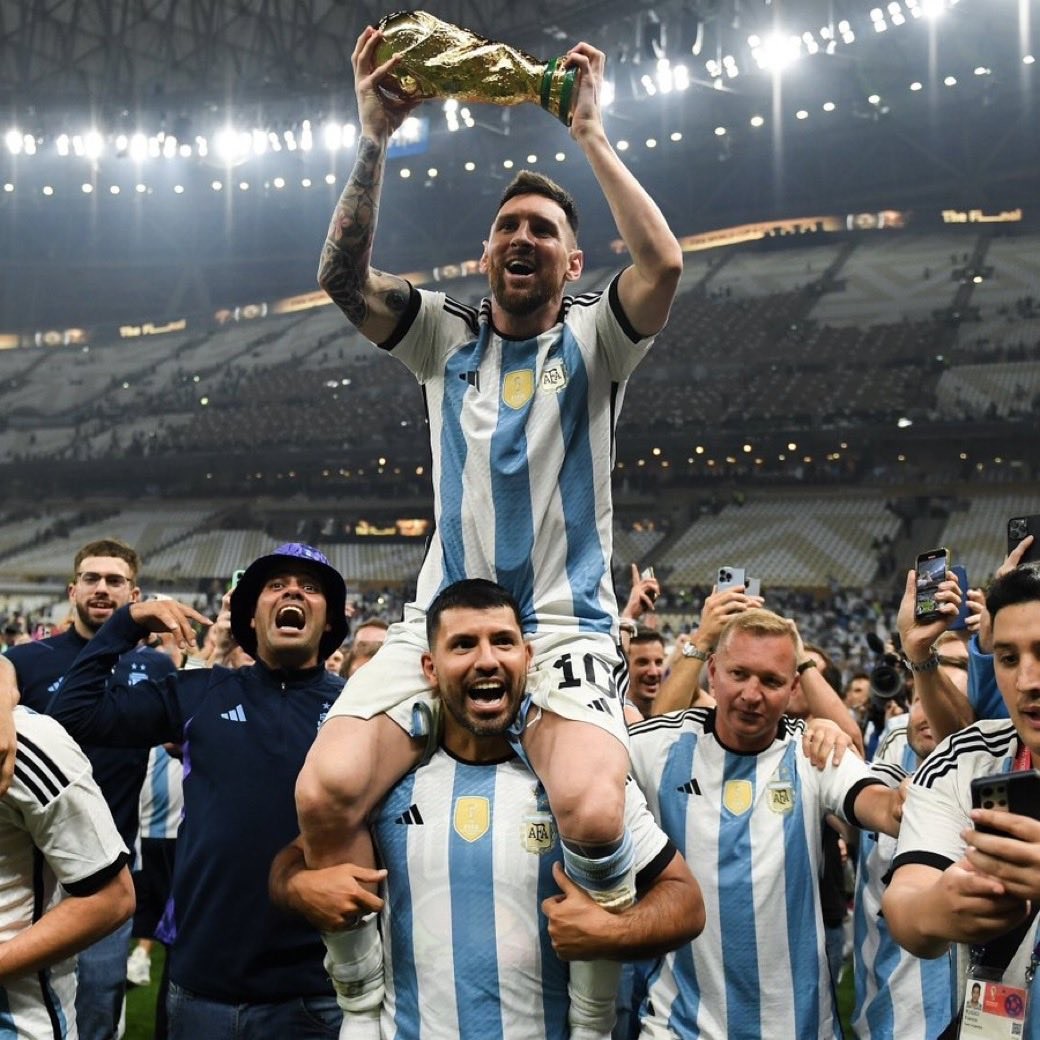 Agüero sobre carregar Messi: "Ele era muito pesado, quebrei a clavícula depois"