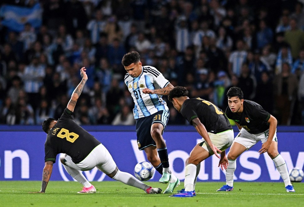 Scaloni: Chúng tôi đang nỗ lực phát triển Flores sau màn ra mắt đội tuyển quốc gia đầy ấn tượng của anh ấy