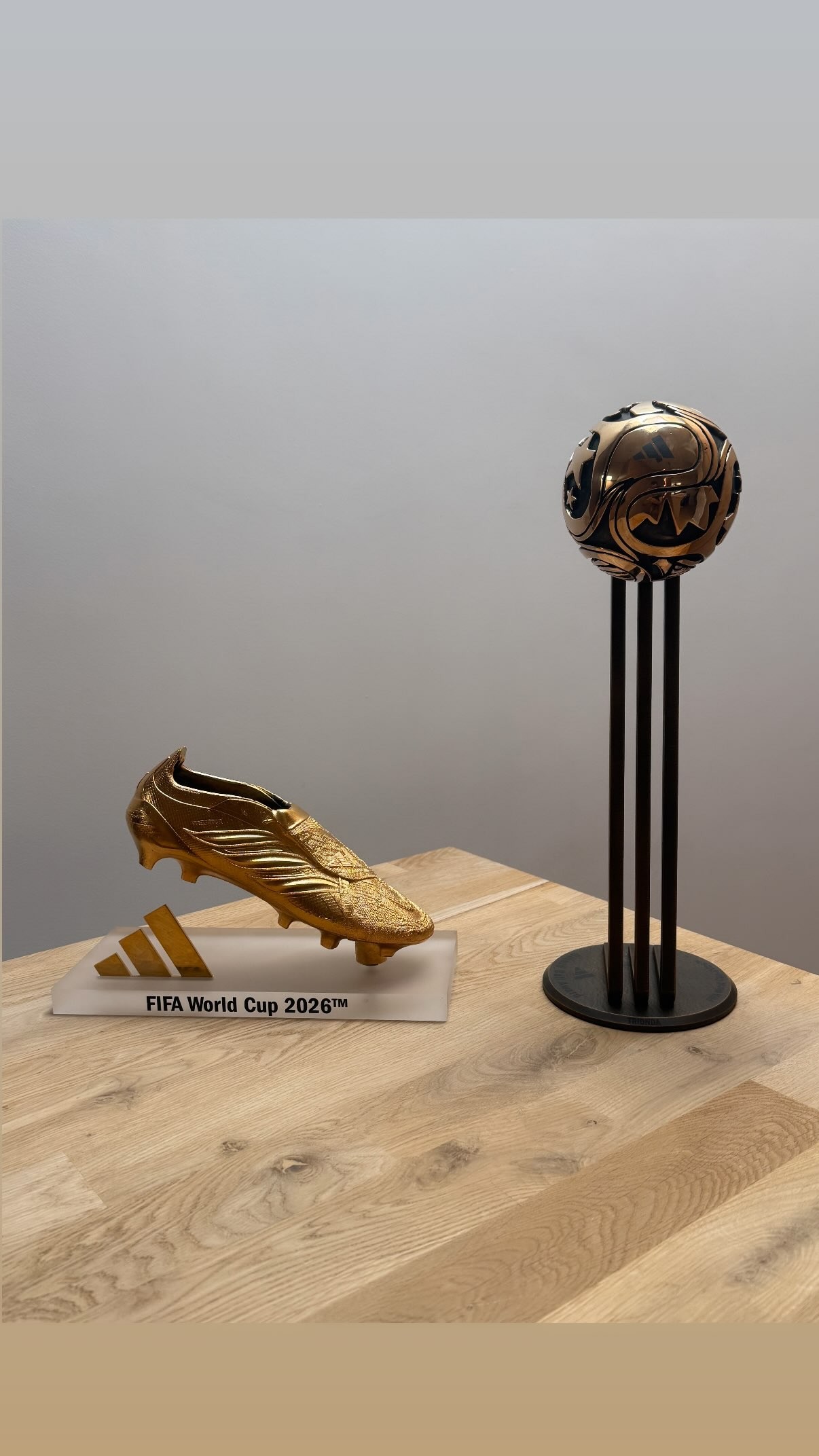 Mbappé khoe Giày Vàng và Quả Bóng Đồng World Cup 2026 trên mạng xã hội