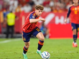 Spain winger Munoz learning from competition with Yamal