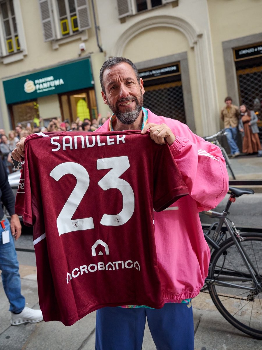 Rede social do Torino publica foto: Adam Sandler com a camisa do Torino? Parece coisa de cinema!
