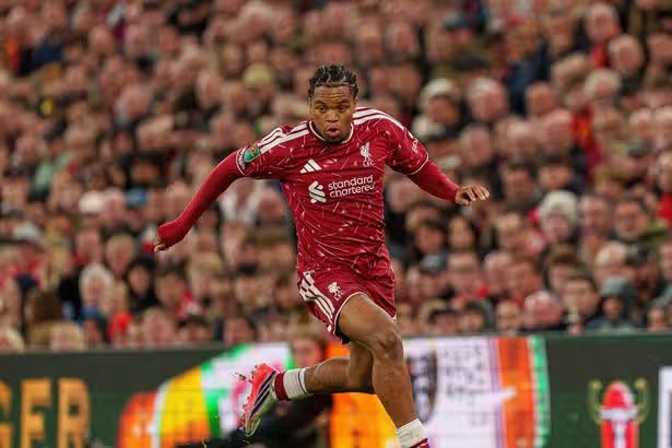 Heskey: Ngumoha debe consolidarse primero en el Liverpool antes de buscar oportunidades en el extranjero