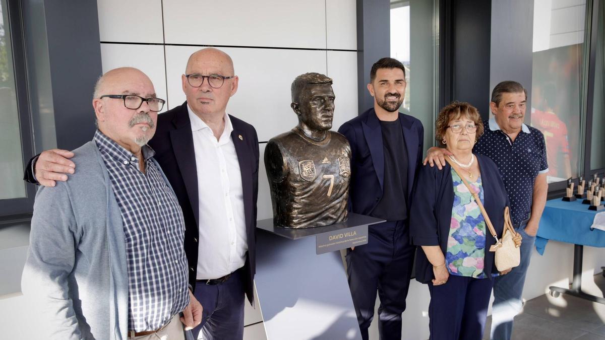 Villa Unveils His Bust: A Tribute to Asturian Football