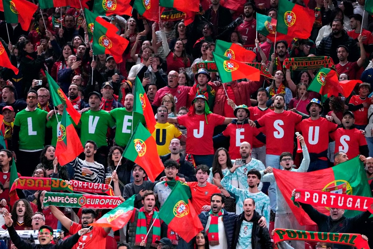 Des supporters portugais affichent "Jésus, nous t'aimons" dans les tribunes