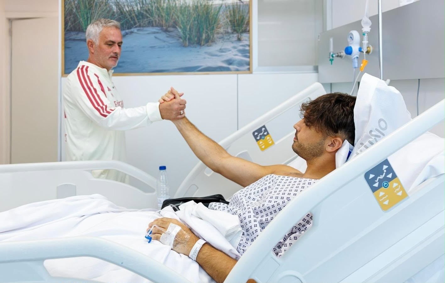 Raúl Asencio chia sẻ ảnh sau phẫu thuật, cảm ơn đội ngũ y tế Real Madrid và HLV Mourinho đã đến thăm