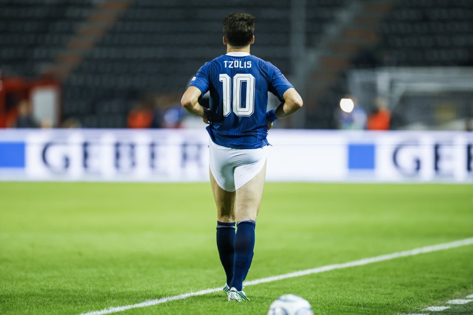 Médias anglais : Tsolis victime d'une blessure aux ischio-jambiers lors du match Grèce-Pays-Bas