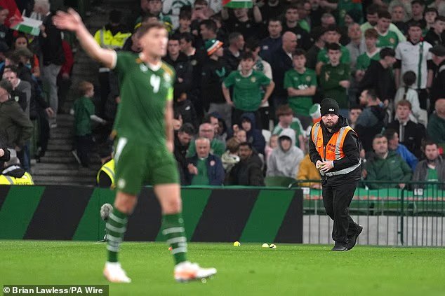 Daily Mail: I tifosi irlandesi protestano contro la partita con Israele, interrotta Irlanda-Austria