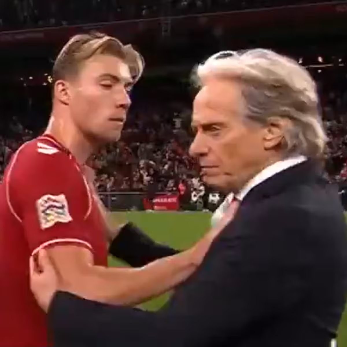 Hojlund, a la gresca con Jorge Jesus por Cristiano
