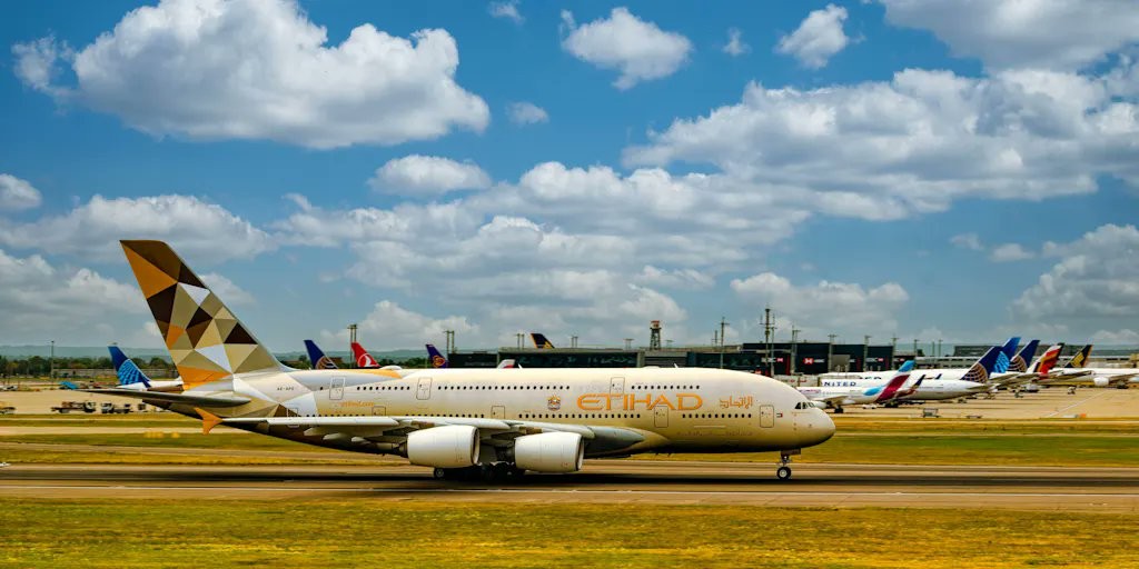 Periodista: Etihad Airways considera demandar a la Premier League tras contratar al bufete Quinn Emanuel