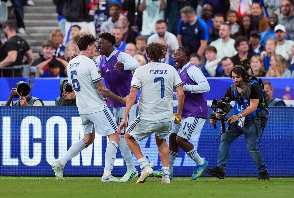 Bastoni marque lors de deux matchs consécutifs en équipe nationale, une première pour un défenseur central italien en près de 10 ans