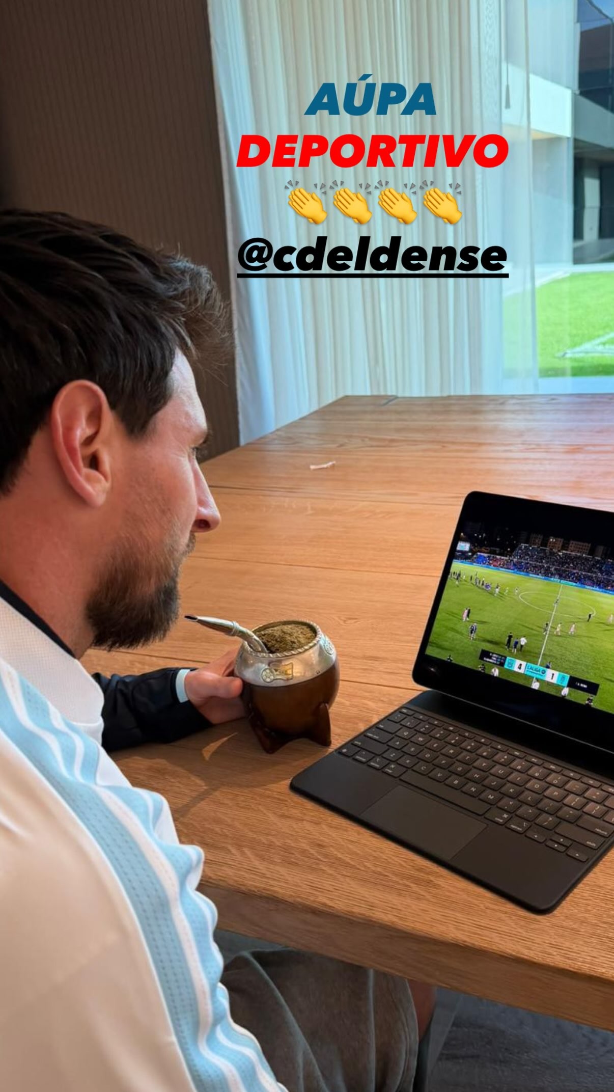 Messi osserva l'Eldense giocare su tablet