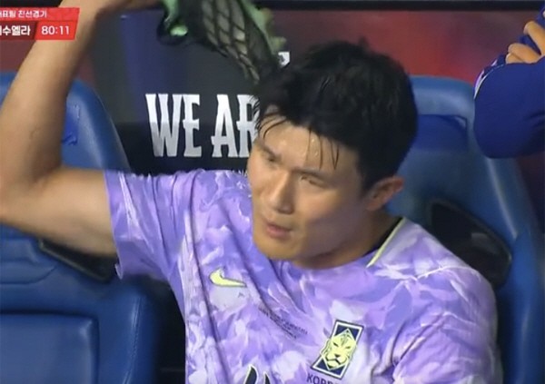 คิม มิน-แจ โต้เถียงกับโมเรโน่ข้างสนามหลังถูกเปลี่ยนตัวออกในเกมอุ่นเครื่อง