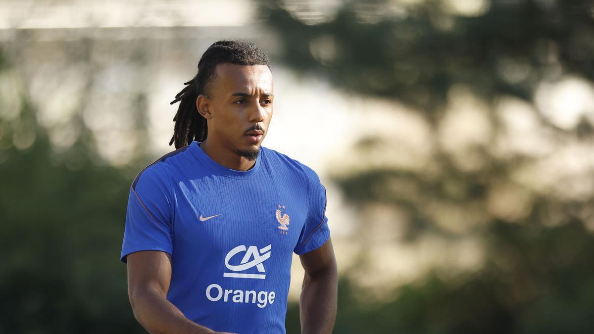 Sport: Kounde n'a joué que 90 minutes lors des 6 derniers matchs, son poste de titulaire au Barça et en France est menacé