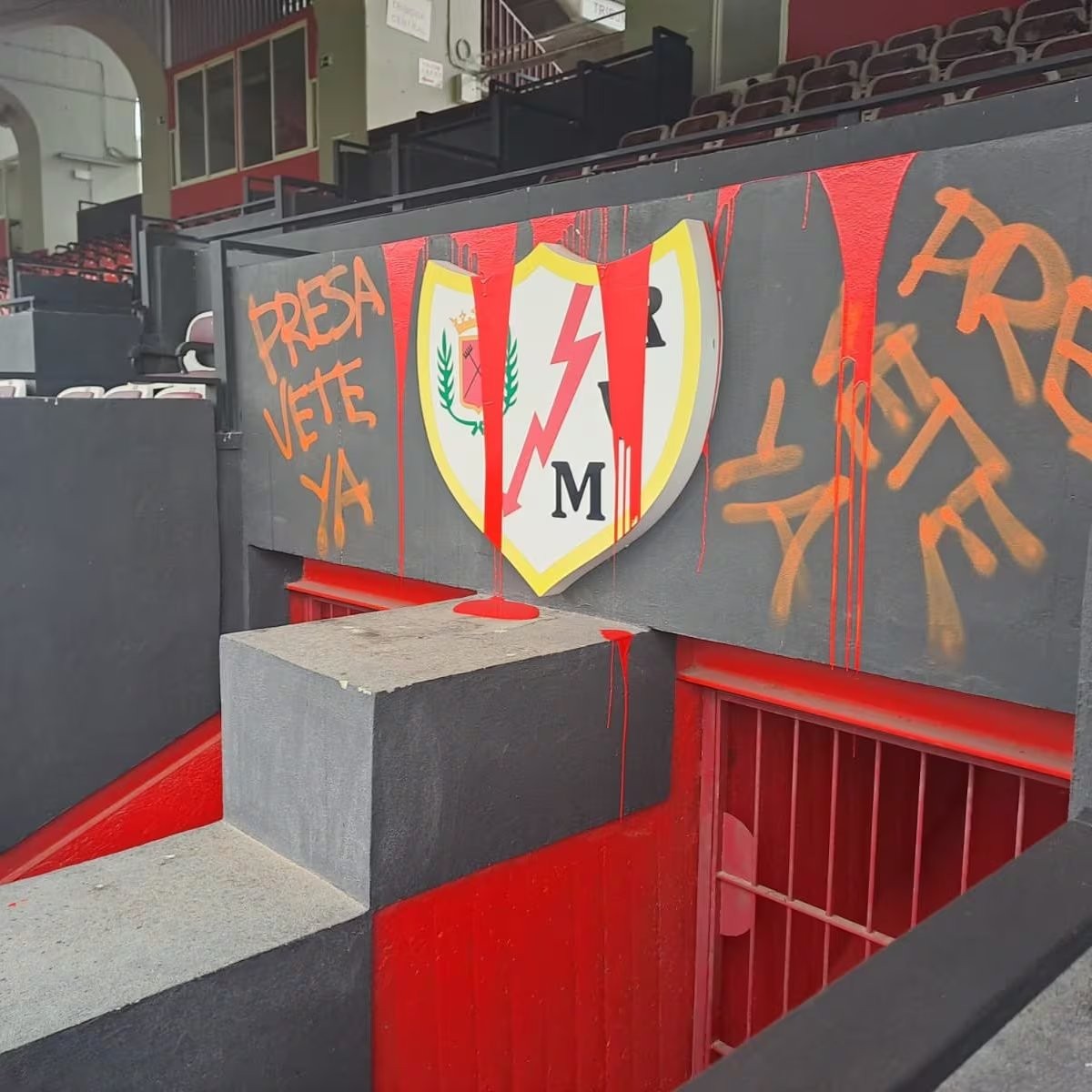 Vandalizan el palco de Vallecas y el Rayo carga contra la CAM