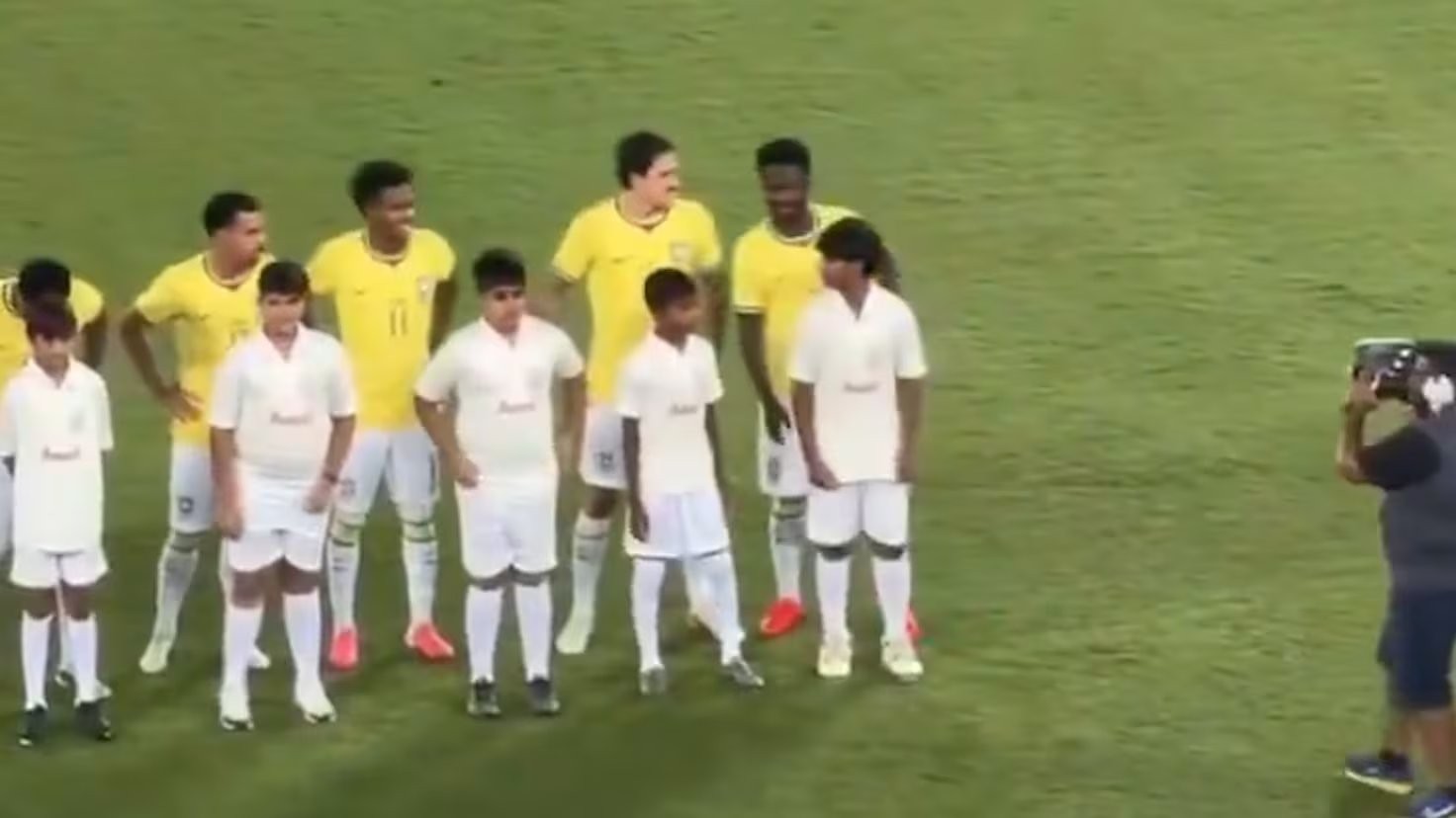 No se vio por televisión: el momentazo cómico de Vinicius en el pasamanos de Brasil