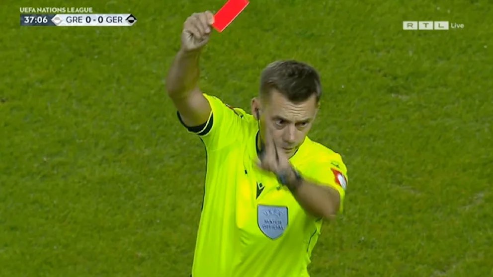 Emotionaler Torosidis von Griechenland mit Roter Karte vom Platz verwiesen