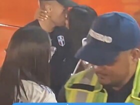 亲密互动，阿拉维斯前锋马里亚诺赛后被女球迷亲吻