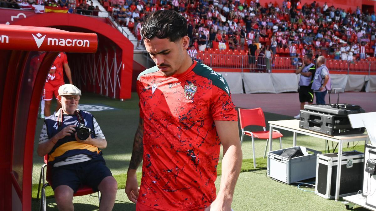 El Periódico: El jugador del Almería Álex Sola, detenido por conducir bajo los efectos del alcohol y colisionar contra tres vehículos; el club estudia sanciones