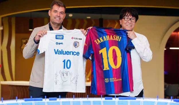 Barcelona: Captain Tsubasa-Schöpfer Yoichi Takahashi besucht den Verein und tauscht Trikots