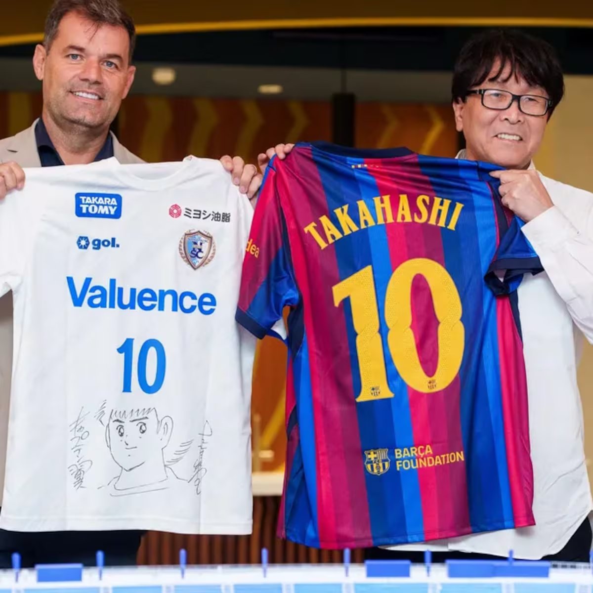 AS: Yoichi Takahashi, autore di Captain Tsubasa, visita il Barcellona e ritrae Yamal