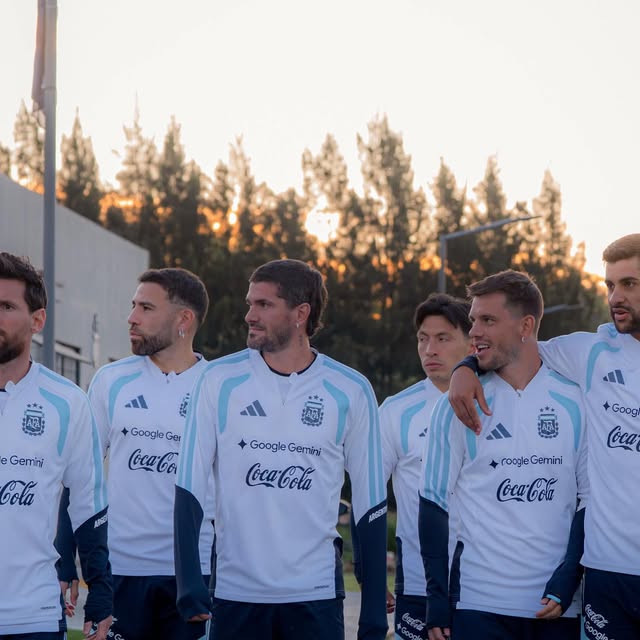 Lo Celso condivide una foto con i compagni di squadra dell'Argentina: "Godetevi ogni momento"