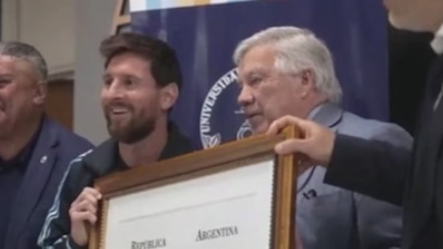 Momentazo único: Messi recoge el doctorado honoris causa entre gritos y celebraciones
