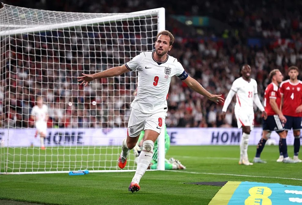 À 33 ans, Kane devient le joueur le plus âgé de l'histoire de l'Angleterre à inscrire deux doublés consécutifs