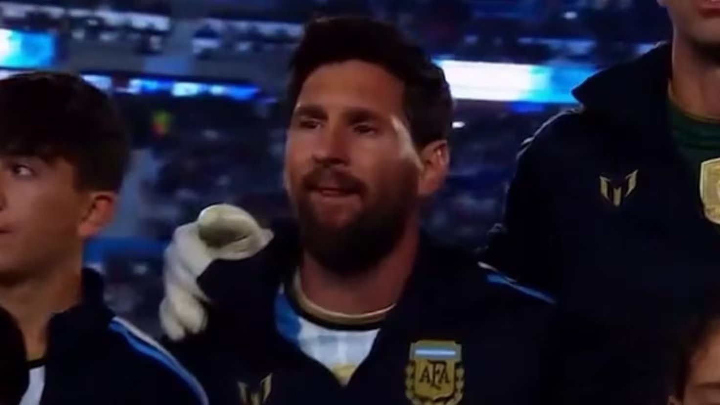 Comovente: Messi chora ao ouvir o hino argentino no Monumental