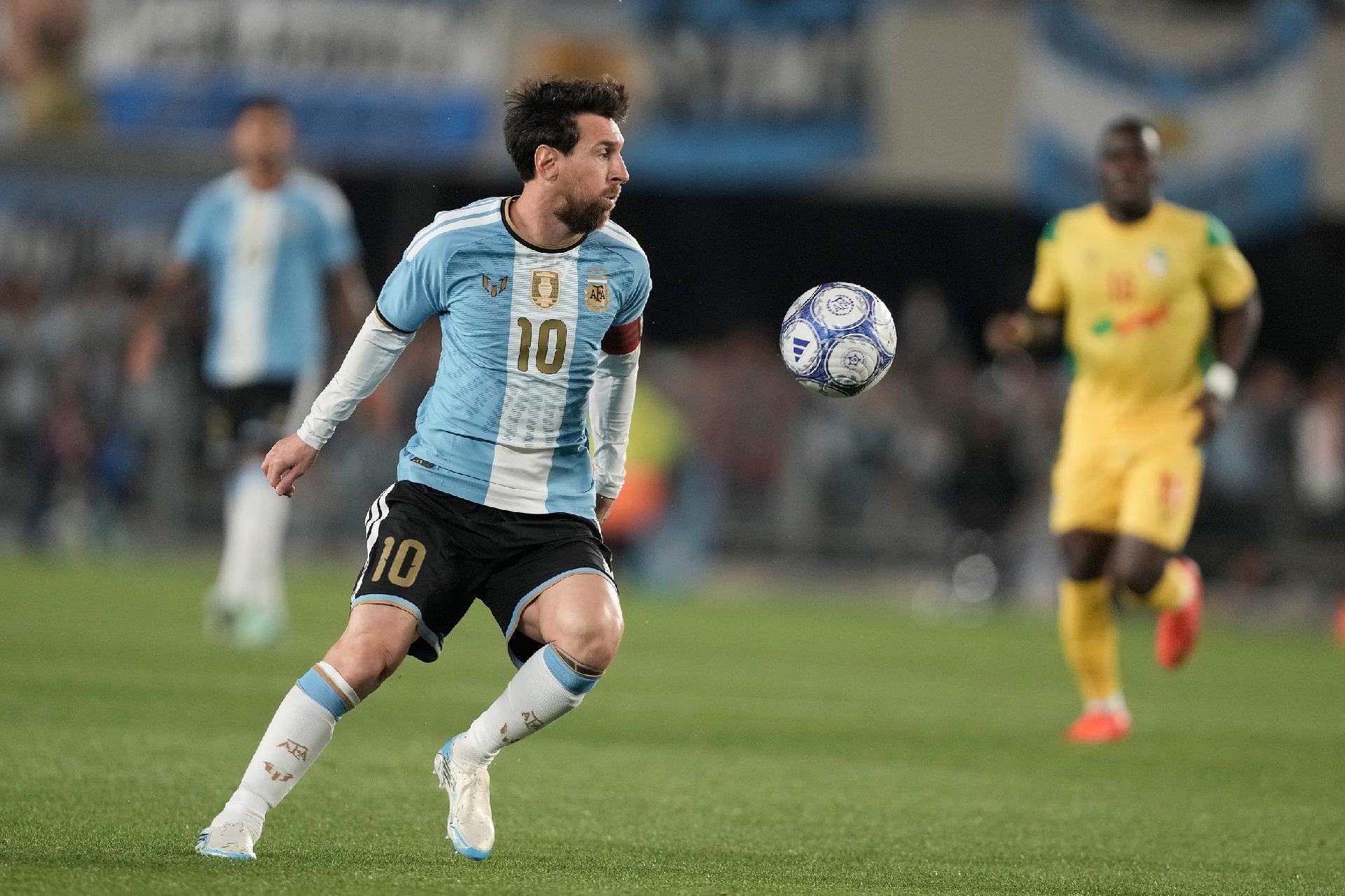 Gran actuación de Messi en su partido de despedida con la selección: dos disparos peligrosos y varias combinaciones con compañeros
