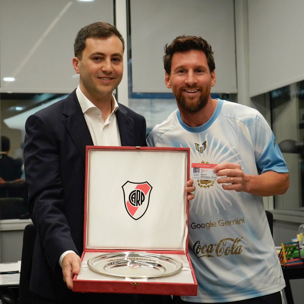 Oficial: Messi es socio honorario de River Plate y recibe la camiseta número 10