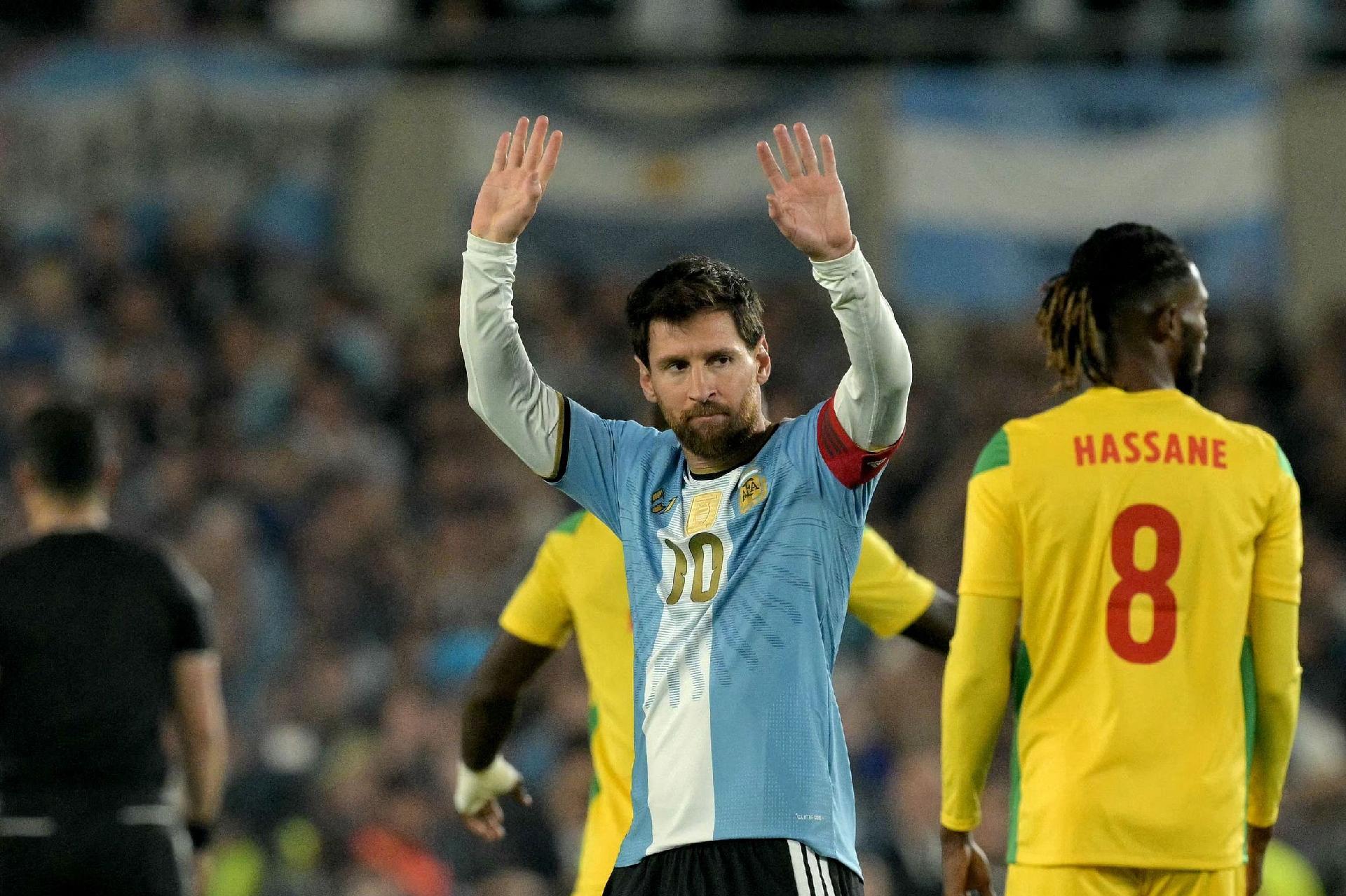 Messi é ovacionado no 10º minuto de Argentina x Benin
