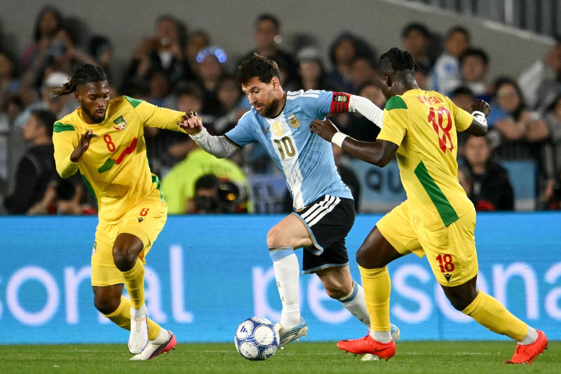 Estatísticas de Messi no primeiro tempo: 4 chutes, 2 no alvo, 73% de precisão de passe