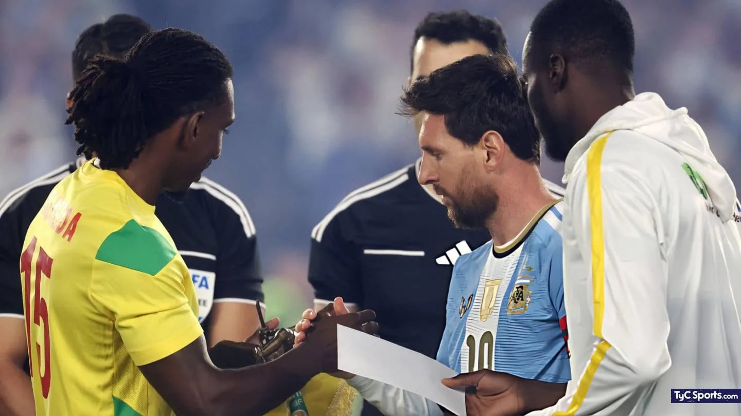 TyC: Messi recibe estatua, rosa y carta escrita a mano de Benín antes de su partido de despedida
