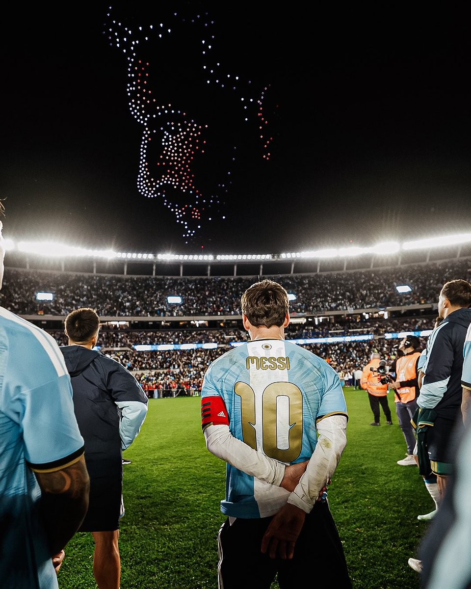 Argentinischer Fußballverband zeigt Werbung in Drohnenshow bei Messis Abschiedsspiel und verärgert Fans