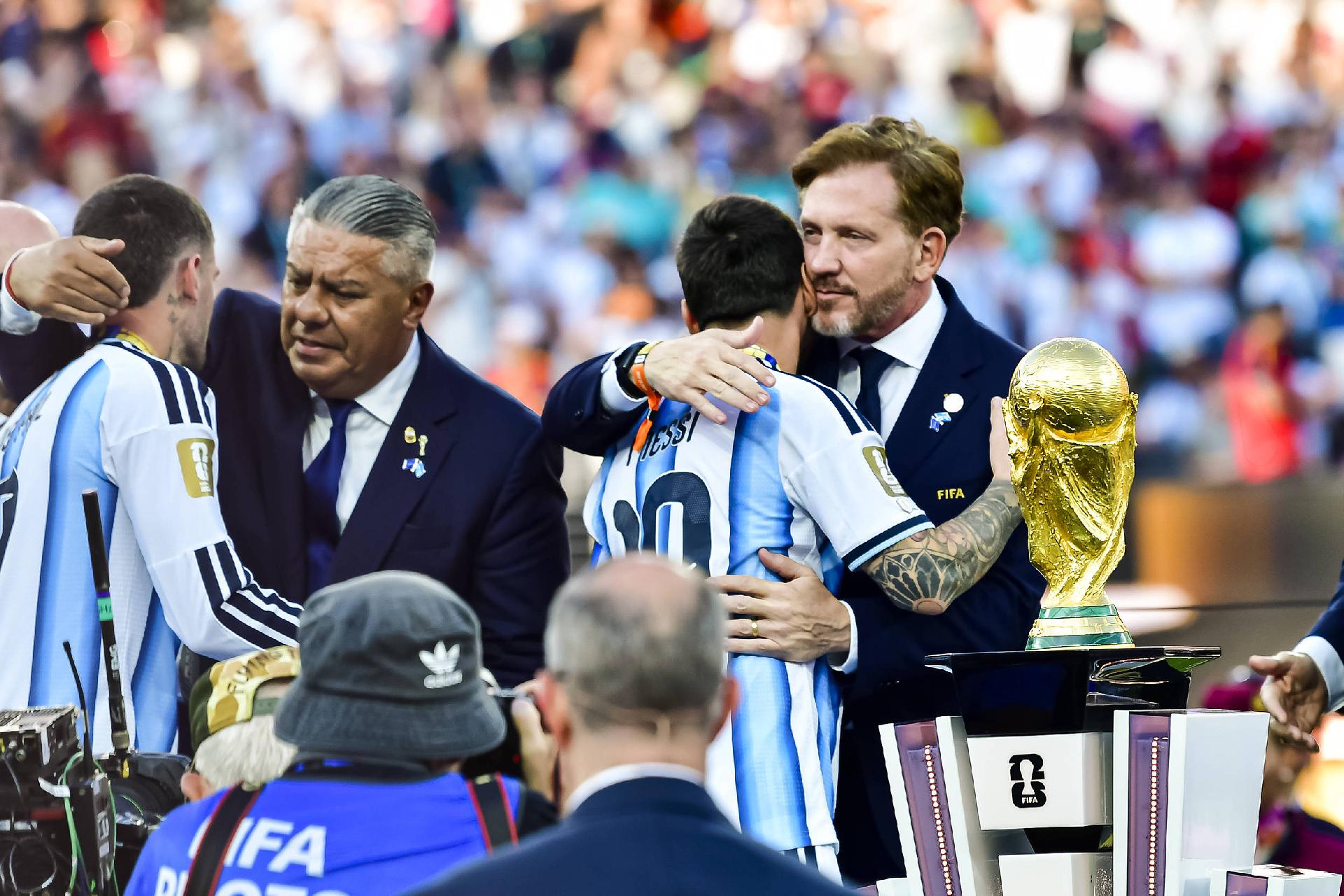 El presidente de la CONMEBOL obsequia a la familia Messi: La leyenda vivirá para siempre
