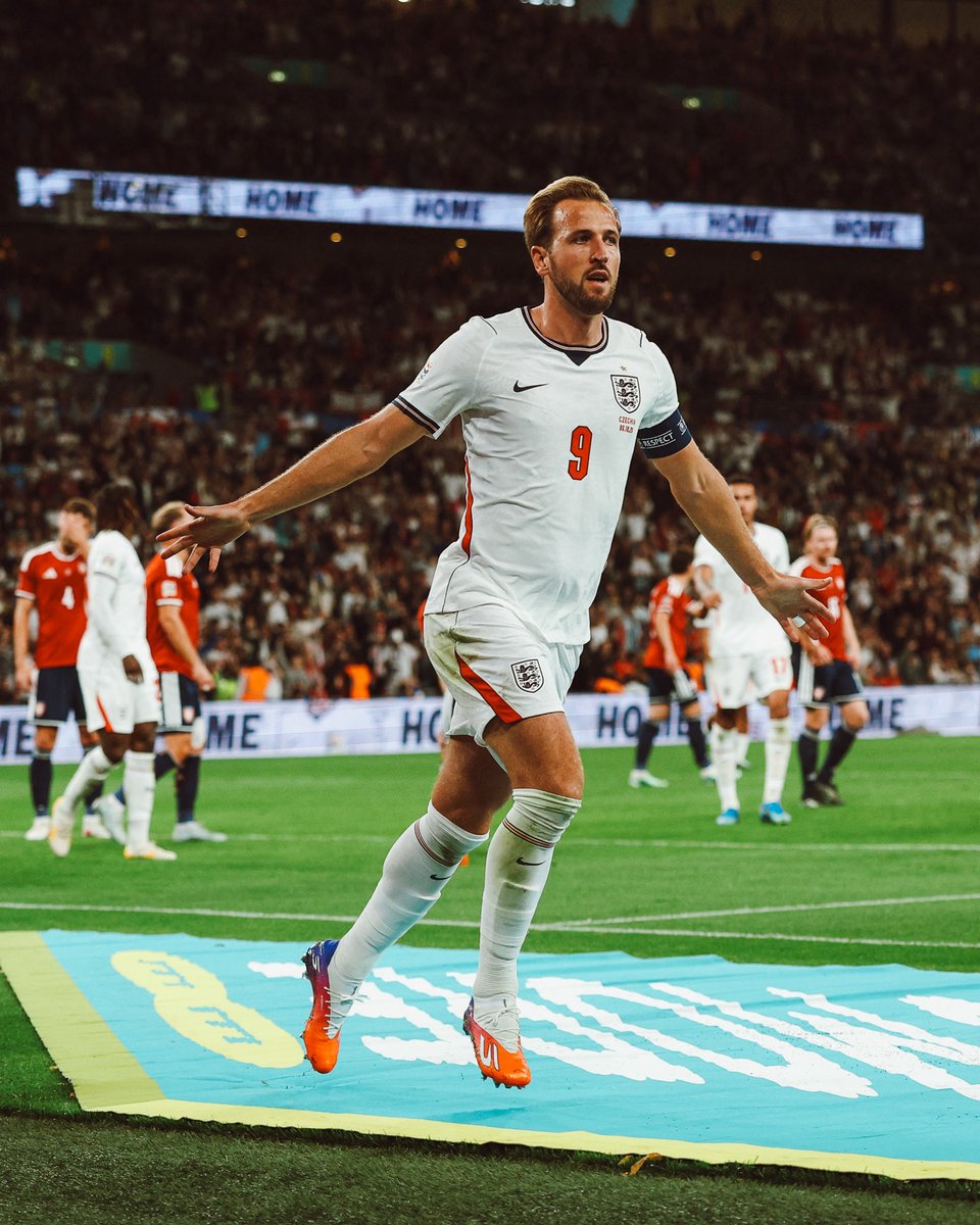 Il Tottenham Hotspur celebra Kane per il record di presenze in nazionale