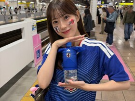 车站秒变应援现场！学生艺人久木田帆乃夏身穿日本队球衣助威