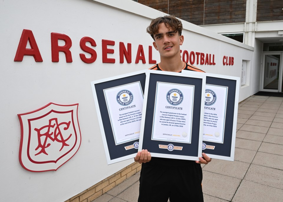 Le jeune talent Ethan Nwaneri d'Arsenal reçoit trois certificats du Livre Guinness des records