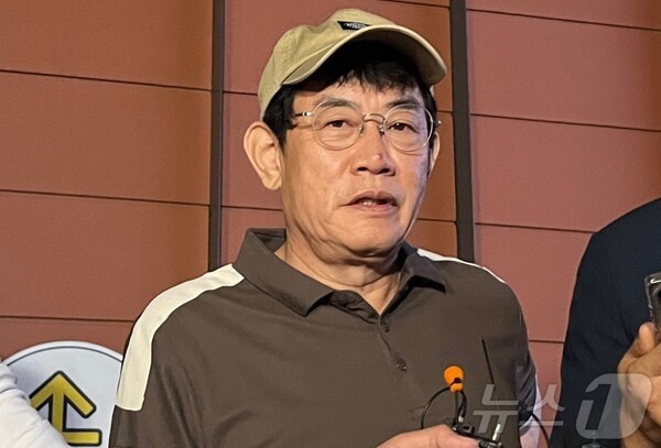 တောင်ကိုရီးယားမီဒီယာသမား- ကစားသမားတွေက အင်တာဗျူးမှာ စစ်မှုထမ်းခြင်းမှ ကင်းလွတ်ခွင့်အကြောင်း ပြောဆိုတာ မလုပ်သင့်ပါဘူး၊ ဒါဟာ သဘောထားပြဿနာလို့ ကျွန်တော်ထင်ပါတယ်။