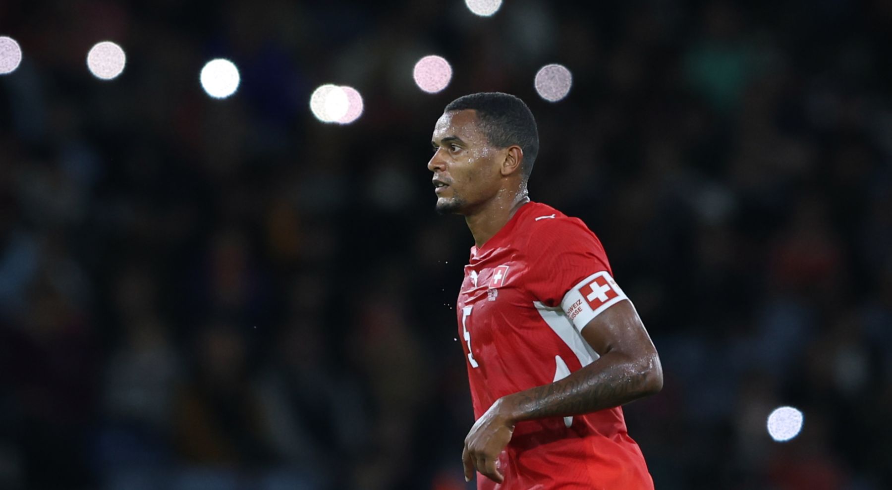 Akanji sobre o Manchester City: "Quem sabe o que mais vão encontrar? Vocês já investigaram os assuntos relacionados com a COVID de cinco anos atrás?"