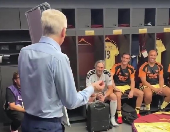 Quem se emocionou? Wenger treina as Lendas do Arsenal no jogo de homenagem a Pires, com Henry e Vieira presentes