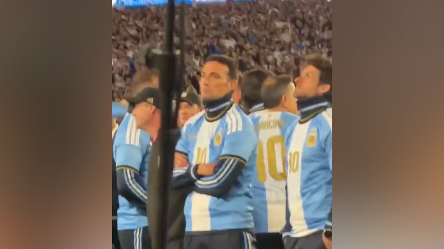‘Pillan’ a Scaloni durante el polémico show de drones en la despedida a Messi