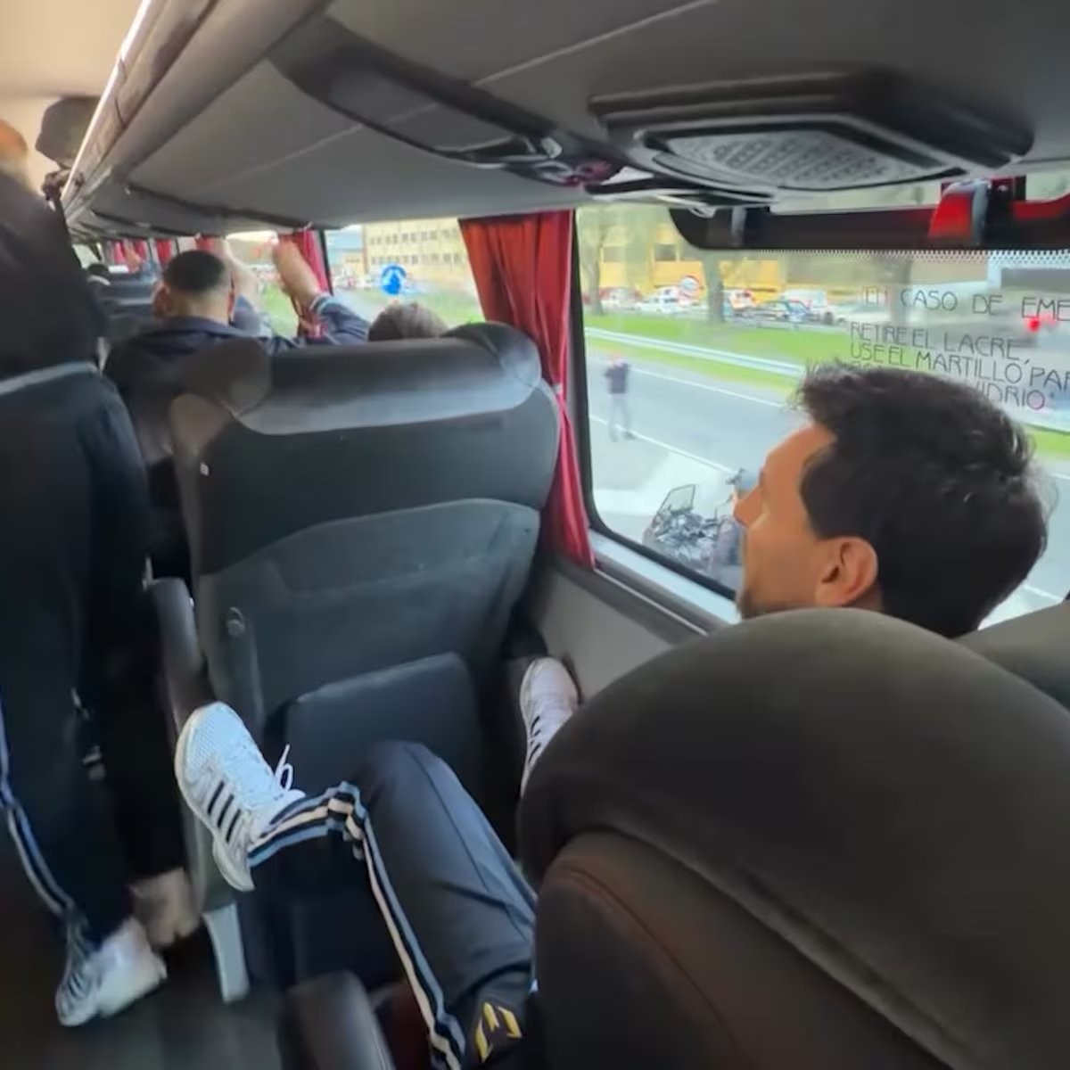 El cántico viral de sus compañeros a Messi de camino al Monumental: su cara lo dice todo